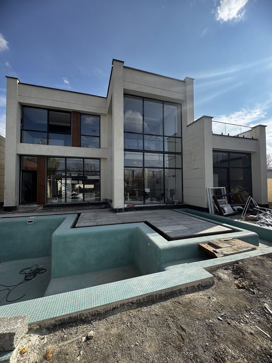 در-حال-اجرای-ویلای-آبتین
